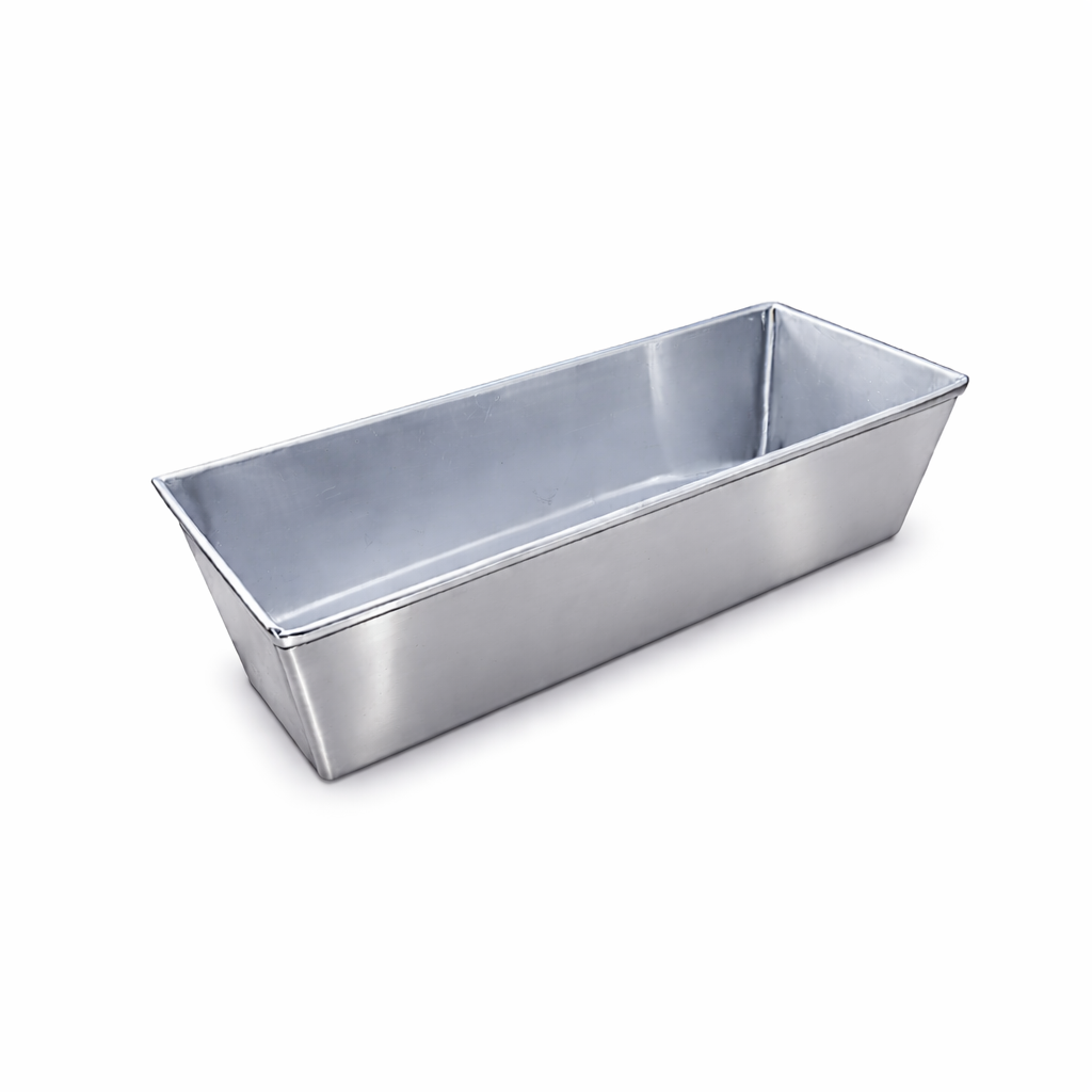 Perspective view of a robust stainless steel baking tin. Deep rectangular mold suitable for artisan sourdough, fruit cakes, and daily commercial use. Polished silver finish, rust-resistant.
